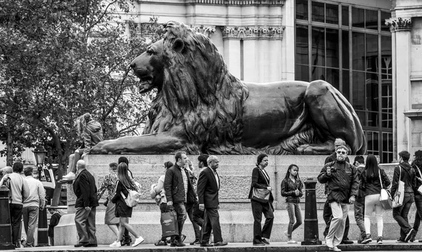 The lions at Trafalgar Square in London - popular place for tourists - LONDON - GREAT BRITAIN - SEPTEMBER 19, 2016 — Stock Photo, Image