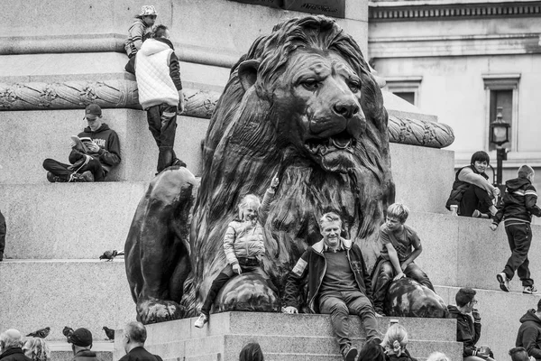 De leeuwen op Trafalgar Square in Londen - populaire plaats voor toeristen - London - Groot-Brittannië - 19 September 2016 — Stockfoto