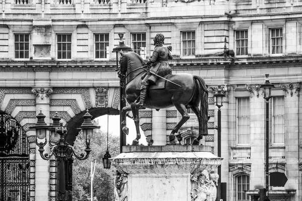 Statue at Admiralty Arch in London - LONDON - GREAT BRITAIN - SEPTEMBER 19, 2016 — Stock Photo, Image