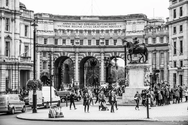 Ναυαρχείο αψίδα στην πλατεία Τραφάλγκαρ στο Λονδίνο - Λονδίνο - Μεγάλη Βρετανία - 19 Σεπτεμβρίου 2016 — Φωτογραφία Αρχείου