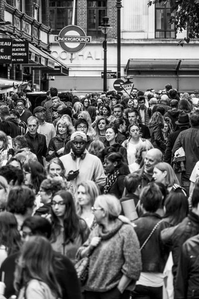 Bardzo zajęty miejsce Covent Garden w Londynie - ogromny tłum turystów - Londyn - Wielkiej Brytanii - 19 września 2016 — Zdjęcie stockowe