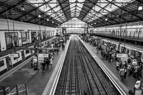 A platformok Earls Court Station London - London - Nagy-Britannia - 2016. szeptember 19. — Stock Fotó