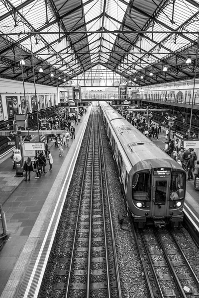 A platformok Earls Court Station London - London - Nagy-Britannia - 2016. szeptember 19. — Stock Fotó