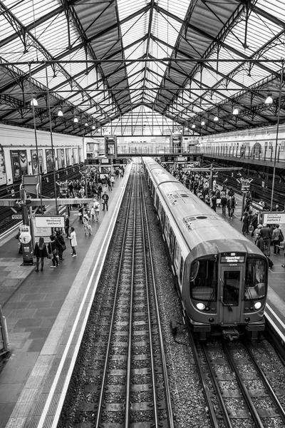 ロンドンのアールズ ・ コート駅 - ロンドン - イギリス - 2016 年 9 月 19 日 — ストック写真