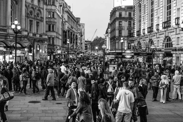 Wyświetlanie od Piccadilly circus do Leicester Sqaure - miejsce pełne London turystów - Londyn - Wielkiej Brytanii - 19 września 2016 r. — Zdjęcie stockowe