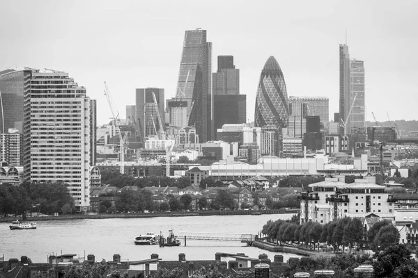 Panorama města Londýn - zobrazit od Greenwich Park - Londýn - Velká Británie - 19. září 2016 — Stock fotografie