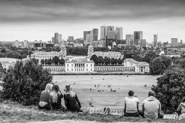 Люди отдыхают в Гринвичском парке в прекрасный день - LONDON - ВЕЛИКОБРИТАНИЯ - 19 СЕНТЯБРЯ 2016 — стоковое фото