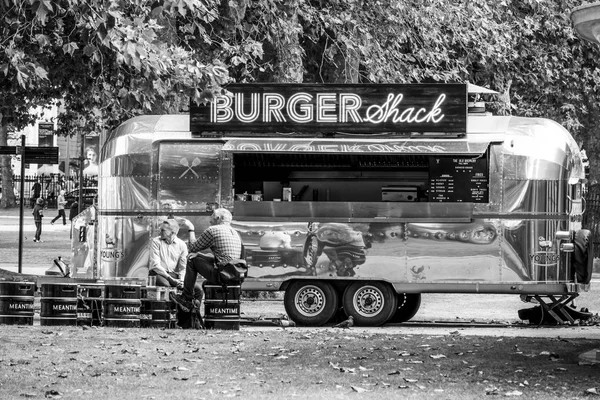 Burger Shack street sale in Greenwich - LONDON - GREAT BRITAIN - SEPTEMBER 19, 2016 — Stock Photo, Image