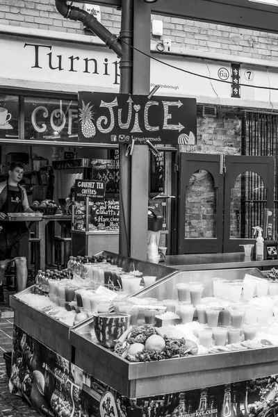 Świeże soki na sprzedaż na rynku Greenwich - Londyn - Wielkiej Brytanii - 19 września 2016 r. — Zdjęcie stockowe