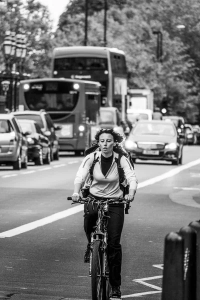 Biker in London - typical street view - LONDON - GREAT BRITAIN - SEPTEMBER 19, 2016 — Stock Photo, Image