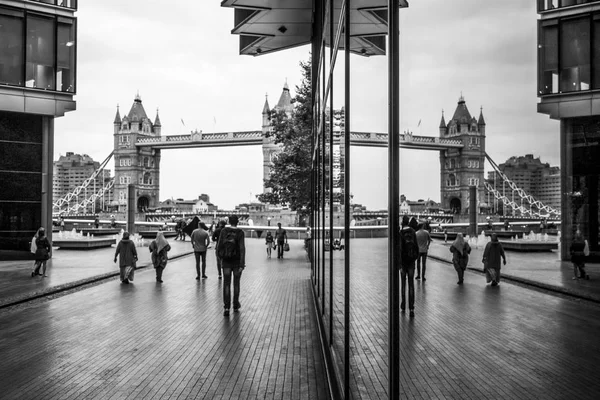 Tower Bridge London reflejándose en los edificios de cristal de More London Riverside - LONDRES - GRAN BRETAÑA - 19 DE SEPTIEMBRE DE 2016 — Foto de Stock