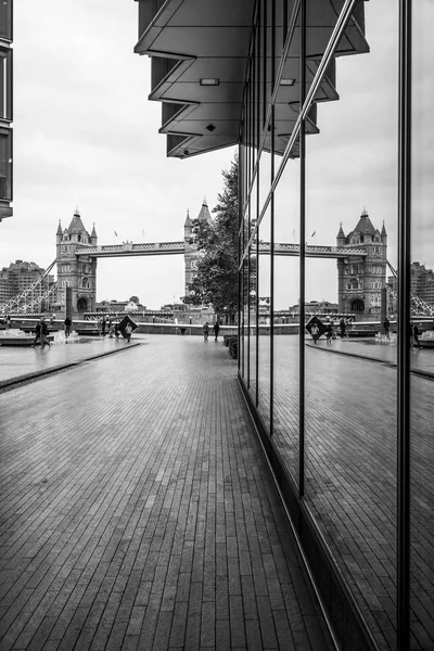 Tower Bridge-Londen spiegeling in de gebouwen van het glas van meer Londen Riverside - London - Groot-Brittannië - 19 September 2016 — Stockfoto