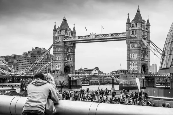 Pár a szerelem - keresi a Tower Bridge, London - London - Nagy-Britannia - 2016. szeptember 19. — Stock Fotó