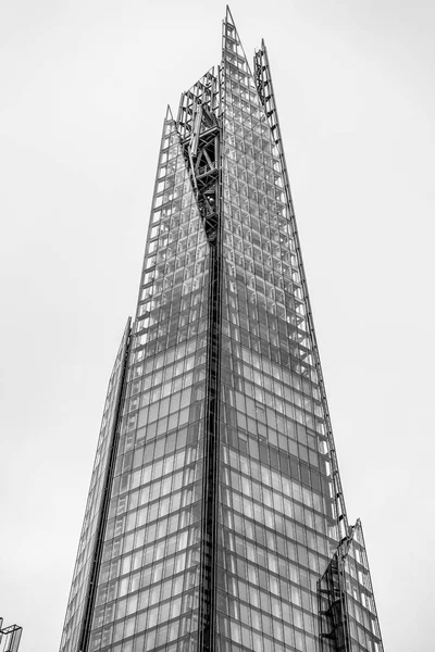 The amazing Shard Tower in London - LONDON - GREAT BRITAIN - SEPTEMBER 19, 2016 — Stock Photo, Image