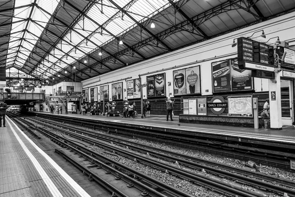 Лондонського метро платформа - Лондон - Великобританія - 19 вересня 2016 — стокове фото