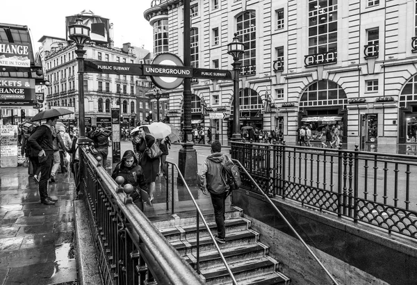 Piccadilly Circus Underground Entrada em um dia chuvoso - LONDRES - GRANDE BRETANHA - SETEMBRO 19, 2016 — Fotografia de Stock