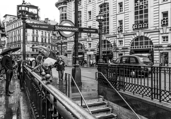 Piccadilly Circus Underground Entrance on a rainy day - LONDON - GREAT BRITAIN - SEPTEMBER 19, 2016 — Stock Photo, Image