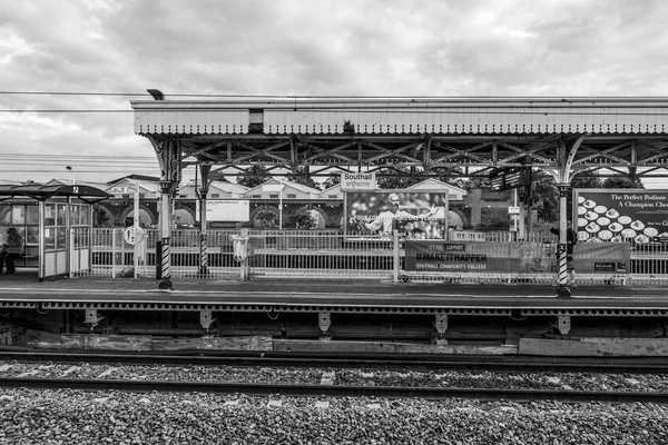 Platformy, Southall londýnské stanice - Londýn - Velká Británie - 19. září 2016 — Stock fotografie