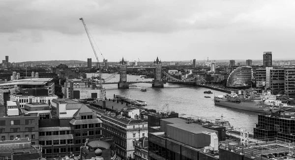 Тауэрский мост в Лондоне и река Тэймс - вид с монумента с воздуха - ЛОНДОН - ВЕЛИКОБРИТАНИЯ - 19 сентября 2016 года — стоковое фото