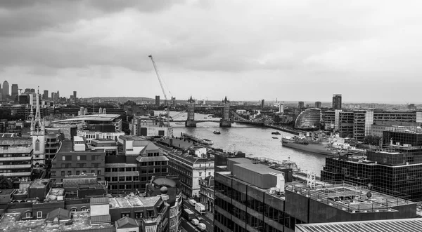 Fantastisk utsikt fra Monument Tower over River Thames og London East End - LONDON - GREAT BRITAIN - SEPTEMBER 19, 2016 – stockfoto