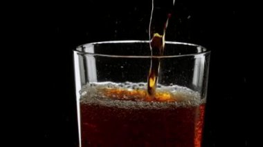 Buz canlandırıcı dökülen bir bardak soğuk kola