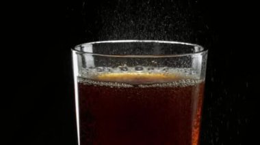 Buz canlandırıcı dökülen bir bardak soğuk kola