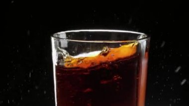 Ice cube Cola - çok ferahlatıcı yavaş çekim bir bardak içinde düşüyor