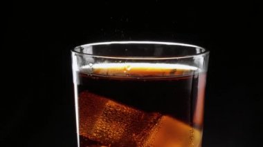 Buz küpleri float cola serinletici bir bardak