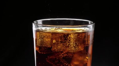 Buz soğuk kola - sodalı buz yenileniyor