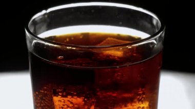 Buz soğuk kola - sodalı buz yenileniyor