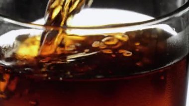 Buz canlandırıcı dökülen bir bardak soğuk kola