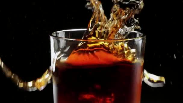 Cubo di ghiaccio cade in un bicchiere di Cola - molto rinfrescante colpo lento — Video Stock