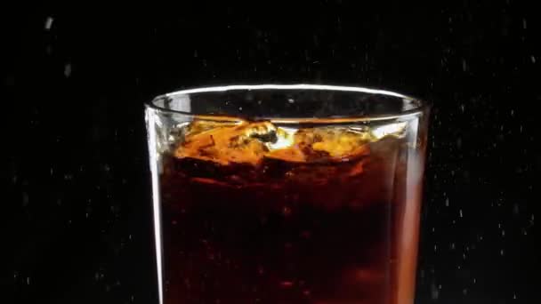 El cubo de hielo cae en un vaso de Cola - muy refrescante — Vídeos de Stock