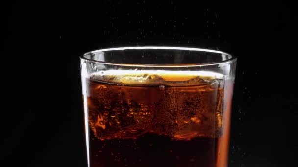 さわやかなコーラのグラスの中の氷キューブ フロート — ストック動画