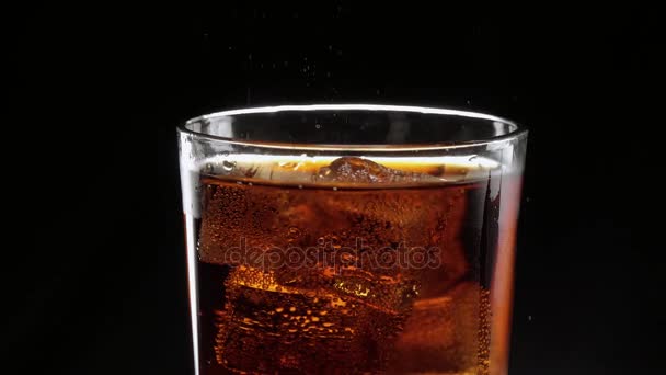 LED studená cola - osvěžující limonádu s ledem — Stock video