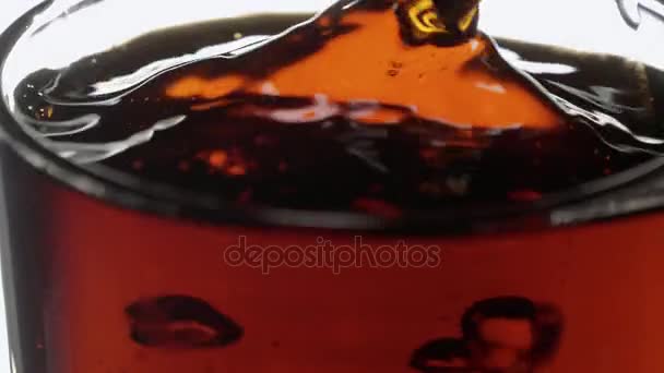 Cola refrescante com cubos de gelo - close up slow motion shot — Vídeo de Stock