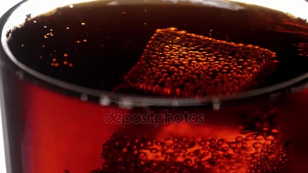 Un bicchiere rinfrescante di Cola - soda con cubetti di ghiaccio — Video Stock