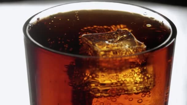 Een verfrissend glas Cola - soda met ijsblokjes — Stockvideo