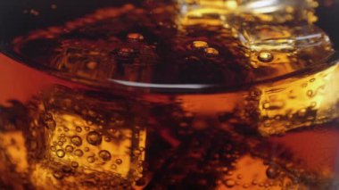 Bardak kola soda yavaş yenileme - buz yukarıya kapatmak