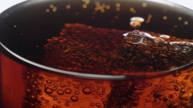 Bardak kola soda yavaş yenileme - buz yukarıya kapatmak