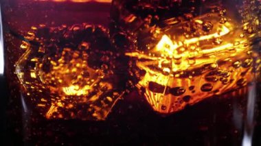 Çok ferahlatıcı Cola buz küpleri ağır çekimde yüzen buz - bardak