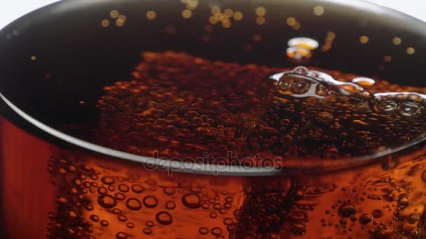 Close up shot di cubetti di ghiaccio in Cola - bibita rinfrescante al rallentatore — Video Stock
