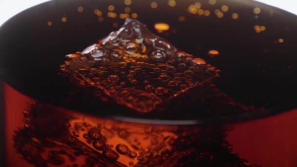 Macro-opname van ijsblokjes in een glas Cola float in slow motion — Stockvideo