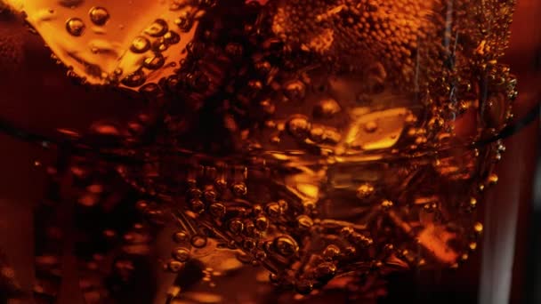 Makroaufnahme von Eiswürfeln in einem Glas Cola in Zeitlupe — Stockvideo