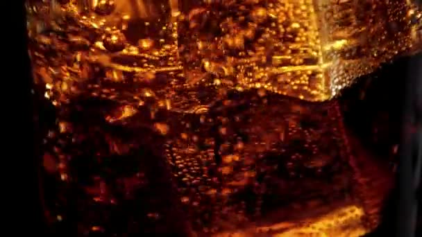 Incroyable coup de glaçons à Cola - fond parfait de soda rafraîchissant 