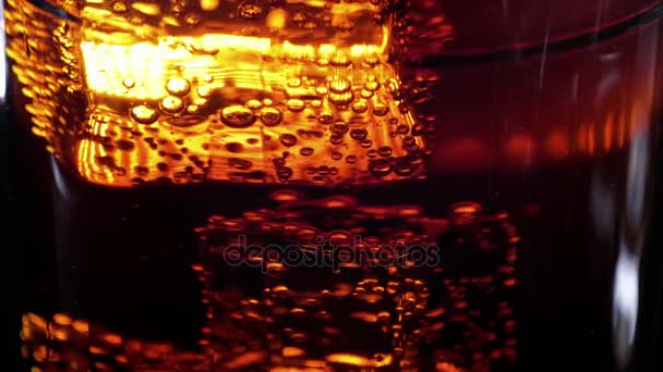 Cubo de hielo flotante en un vaso de Cola - Bebida de soda en cámara lenta — Vídeos de Stock