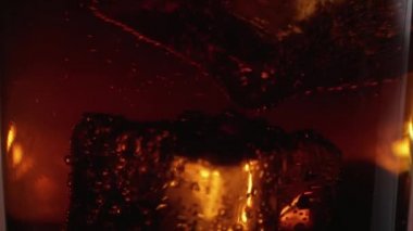 Büyük buz küpleri float bir bardak kola - yakın ağır çekimde atış makro çekim