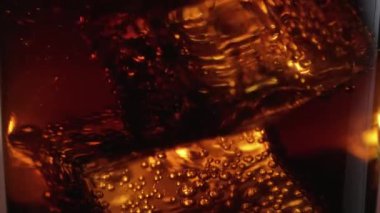 Bir bardak kola - yüzen buz küpleri yakın ağır çekimde atış makro çekim