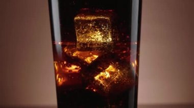 Buz küpleri kayan ile Cola serinletici bir bardak