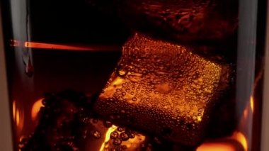 Cola buz yavaş çekim kapatın